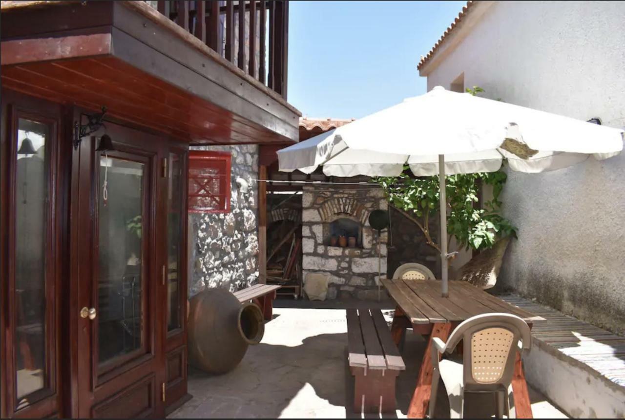 Wood And Stone In The Path Of Lava Villa Antissa Exterior foto