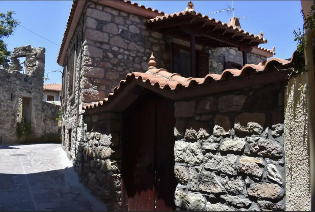 Wood And Stone In The Path Of Lava Villa Antissa Exterior foto