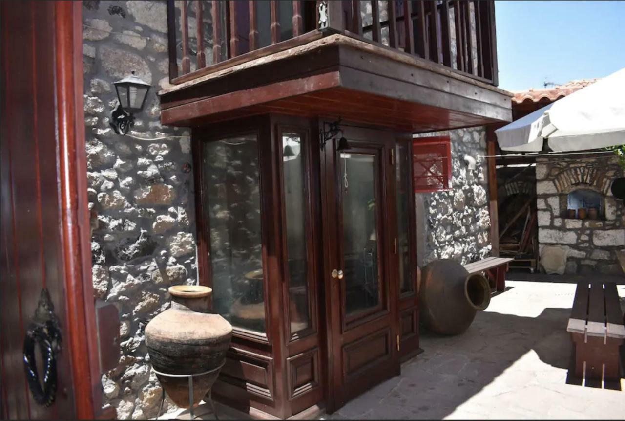 Wood And Stone In The Path Of Lava Villa Antissa Exterior foto