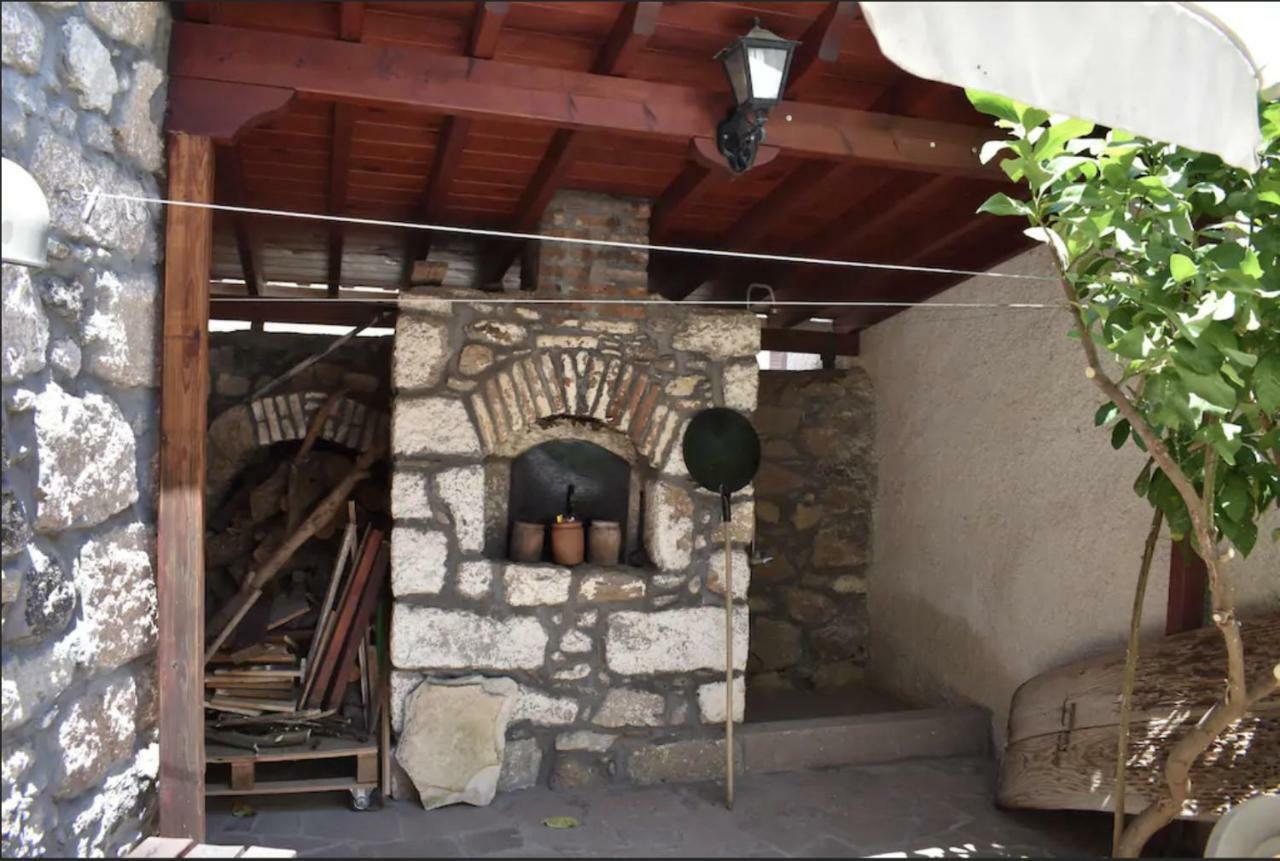 Wood And Stone In The Path Of Lava Villa Antissa Exterior foto