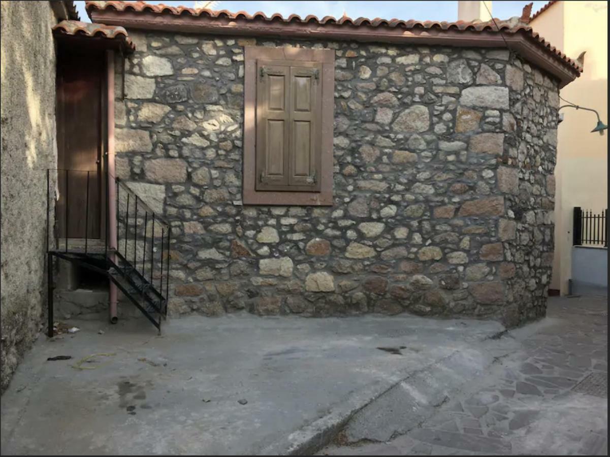 Wood And Stone In The Path Of Lava Villa Antissa Exterior foto
