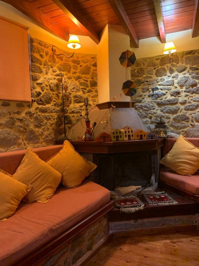 Wood And Stone In The Path Of Lava Villa Antissa Exterior foto