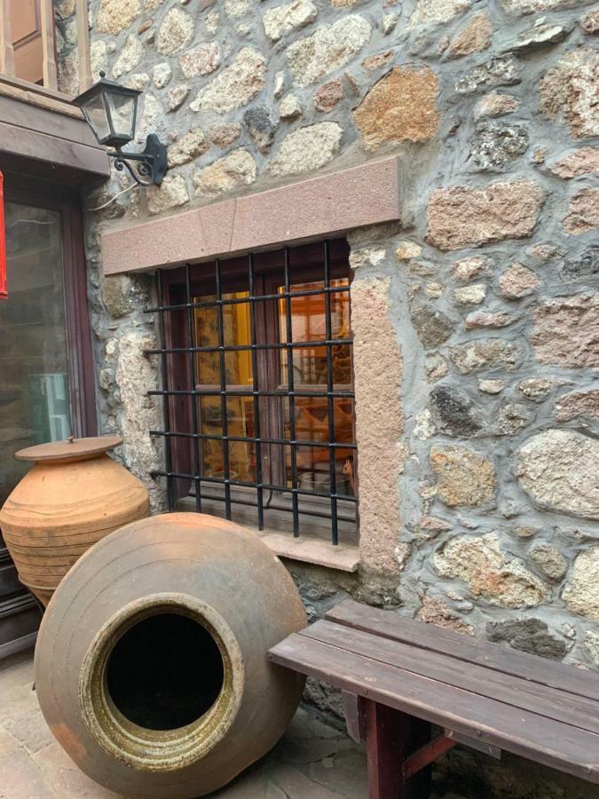 Wood And Stone In The Path Of Lava Villa Antissa Exterior foto